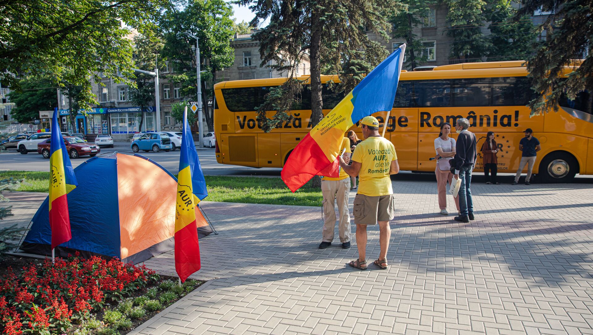 Представители Партии AUR установили палатки у здания СИБ - Sputnik Moldova-România, 1920, 12.07.2021