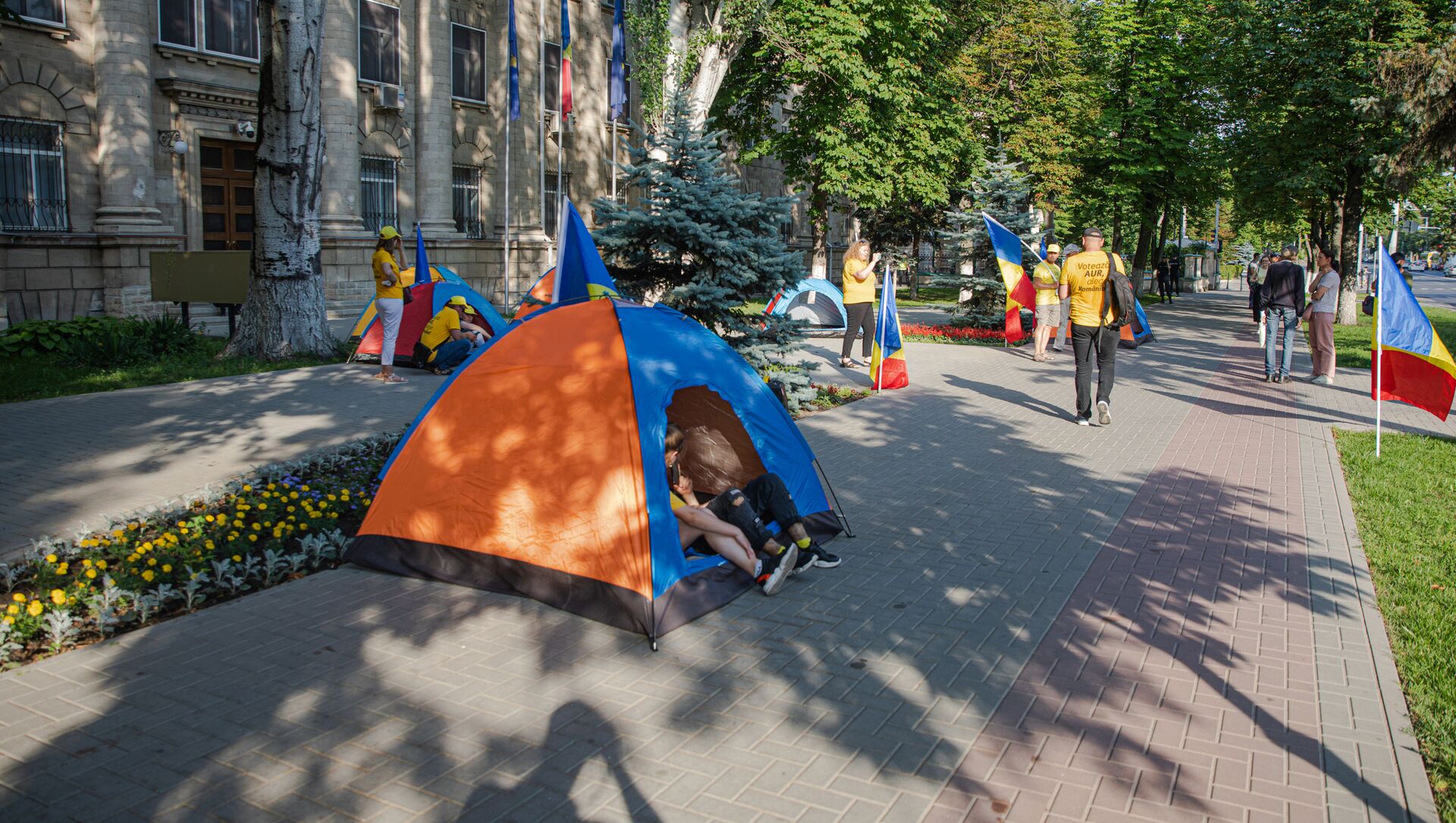 Представители Партии AUR установили палатки у здания СИБ - Sputnik Moldova, 1920, 29.06.2021