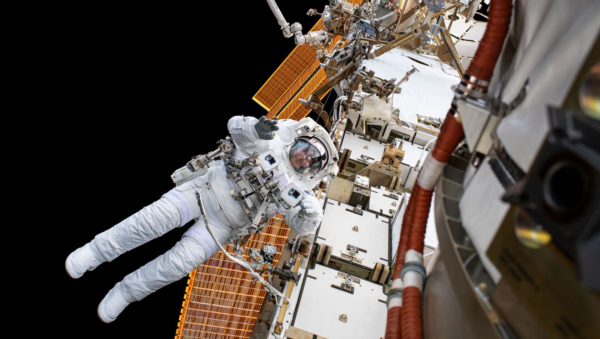  Астронавт НАСА Крис Кэссиди в открытом космосе  - Sputnik Молдова, 1920, 01.07.2021