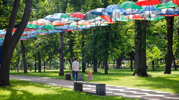 Parcul Alunelul, umbrele, imagine din arhivă - Sputnik Moldova