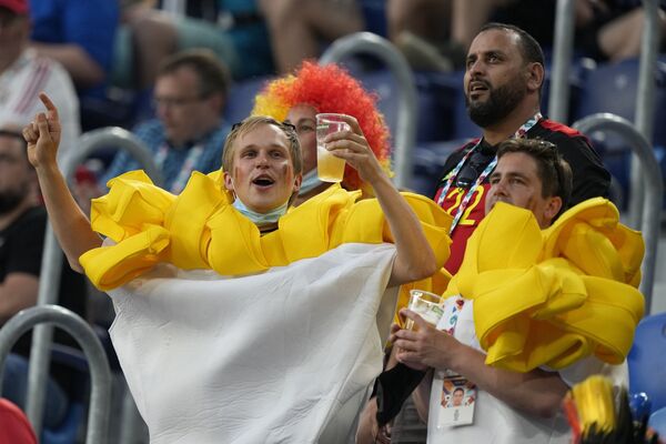 Fanii din Belgia așteaptă începutul meciului, bând o băutură spumoasă. - Sputnik Moldova-România