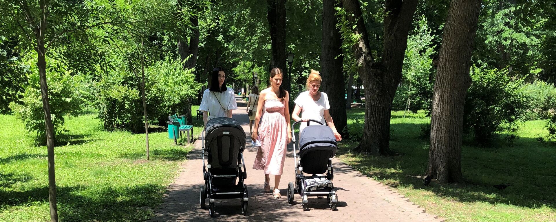 В городском парке Кишинева новое поколение  со своими прекрасными мамами - Sputnik Молдова, 1920, 03.07.2021