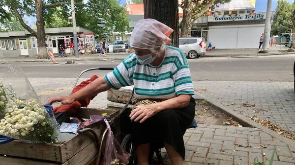 Пенсионерка в Кишиневе продает цветы - Sputnik Молдова