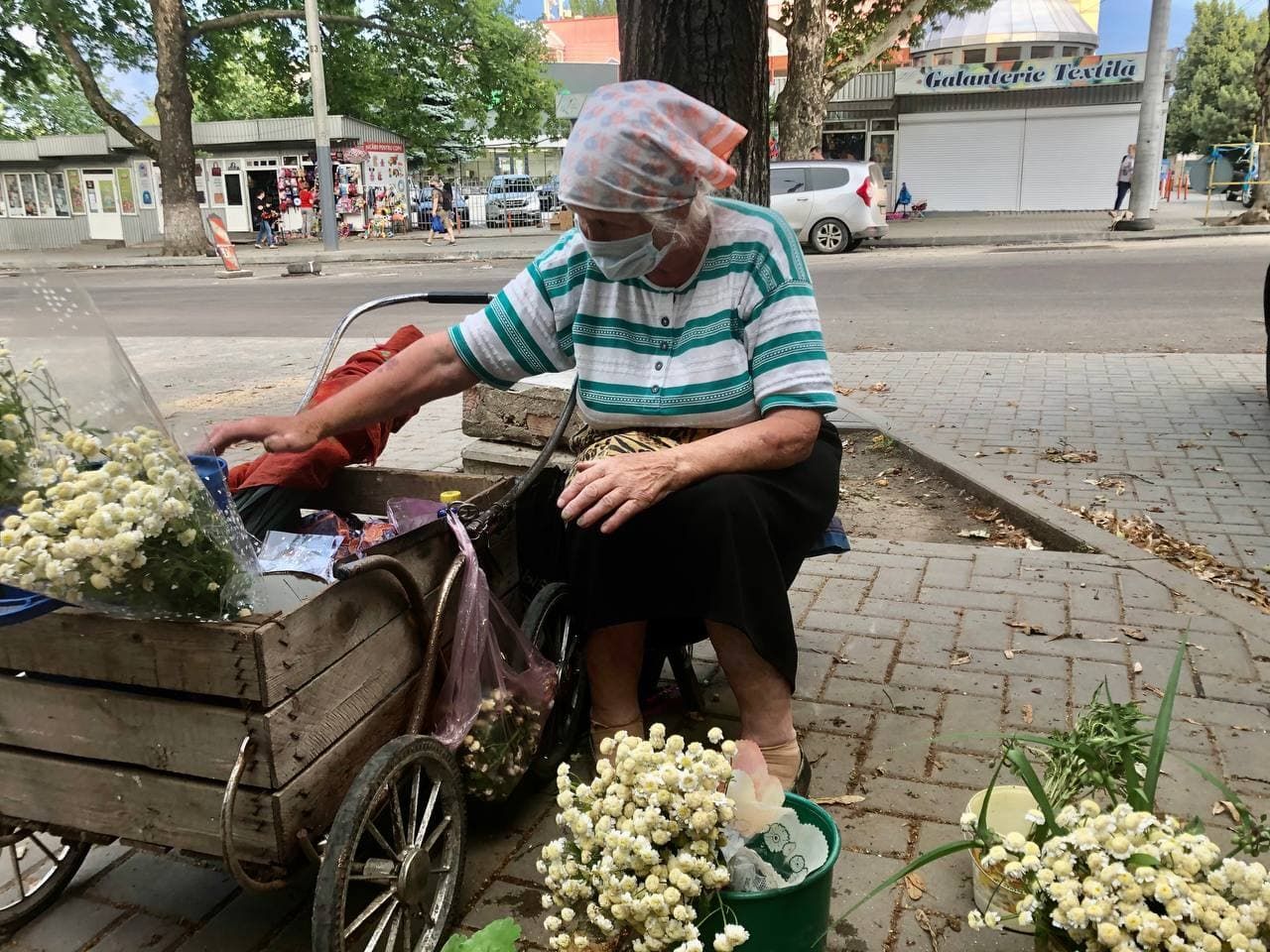 Время унижений: пенсионеры продают свои вещи, чтобы не умереть с голоду -  03.07.2021, Sputnik Молдова