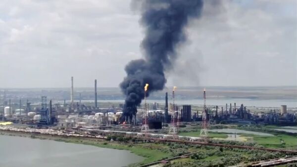 Дым поднимается над нефтеперерабатывающим заводом Petromidia, Румыния - Sputnik Молдова