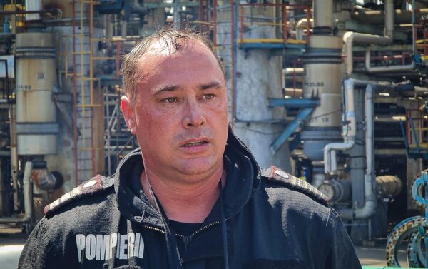 Pompier implicat la stingerea incendiului de la rafinăria Petromidia - Sputnik Moldova-România