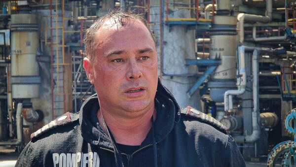 Pompier implicat la stingerea incendiului de la rafinăria Petromidia - Sputnik Moldova-România