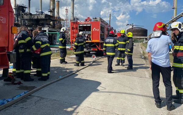 Pompieri implicați la stingerea incendiului de la rafinăria Petromidia - Sputnik Moldova-România