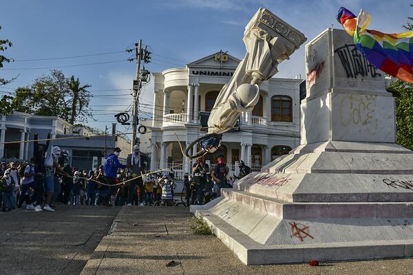 Протестанты сносят памятник Колумбу в Барранкилья, Колумбия - Sputnik Молдова