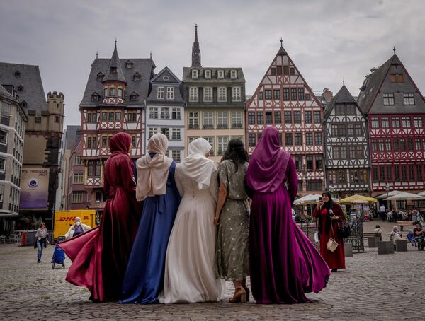 Невеста с подругами позируют фотографам после свадьбы в ратуше на площади Рёмерберг во Франкфурте, Германия - Sputnik Молдова