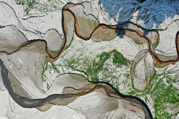 Вид с воздуха на реку Сан-Габриэль и обнаженное в результате засухи дно водохранилища Сан-Габриэль недалеко от Азузы, Калифорния - Sputnik Молдова