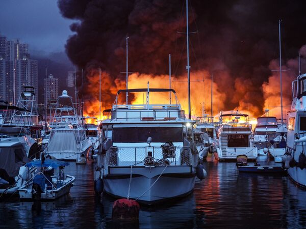 Пожар на пристани в Гонконге, охвативший более десятка судов, использовавшихся в качестве постоянного жилья - Sputnik Молдова