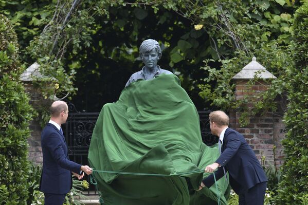Принц Уильям и принц Гарри открывают памятник своей матери принцессе Диане в саду Кенсингтонского дворца в Лондоне - Sputnik Молдова