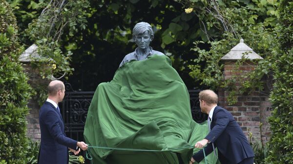 William și Harry dezvelesc bustul mamei lor, prințesa Diana - Sputnik Moldova