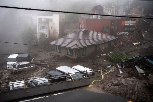 A general view shows mud and debris at the scene of a landslide following days of heavy rain in Atami in Shizuoka Prefecture on July 3, 2021. - Sputnik Молдова