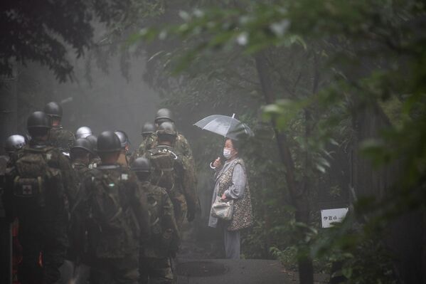 Members of Japan's Self-defense Forces patrol at the scene of a landslide following days of heavy rain in Atami in Shizuoka Prefecture on July 3, 2021. - Sputnik Молдова