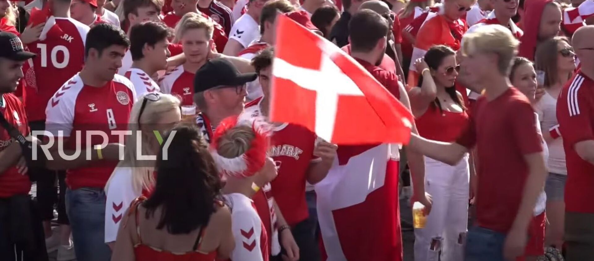 Denmark: Fans explode with joy as Denmark scores opener during quarter-final vs Czech Republic - Sputnik Moldova-România, 1920, 04.07.2021