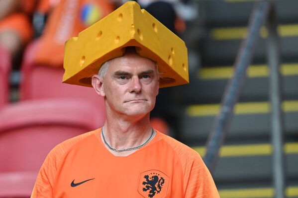 Un fan olandez la Arena Johan Cruyff din Amsterdam purtând pe cap un cașcaval. - Sputnik Moldova