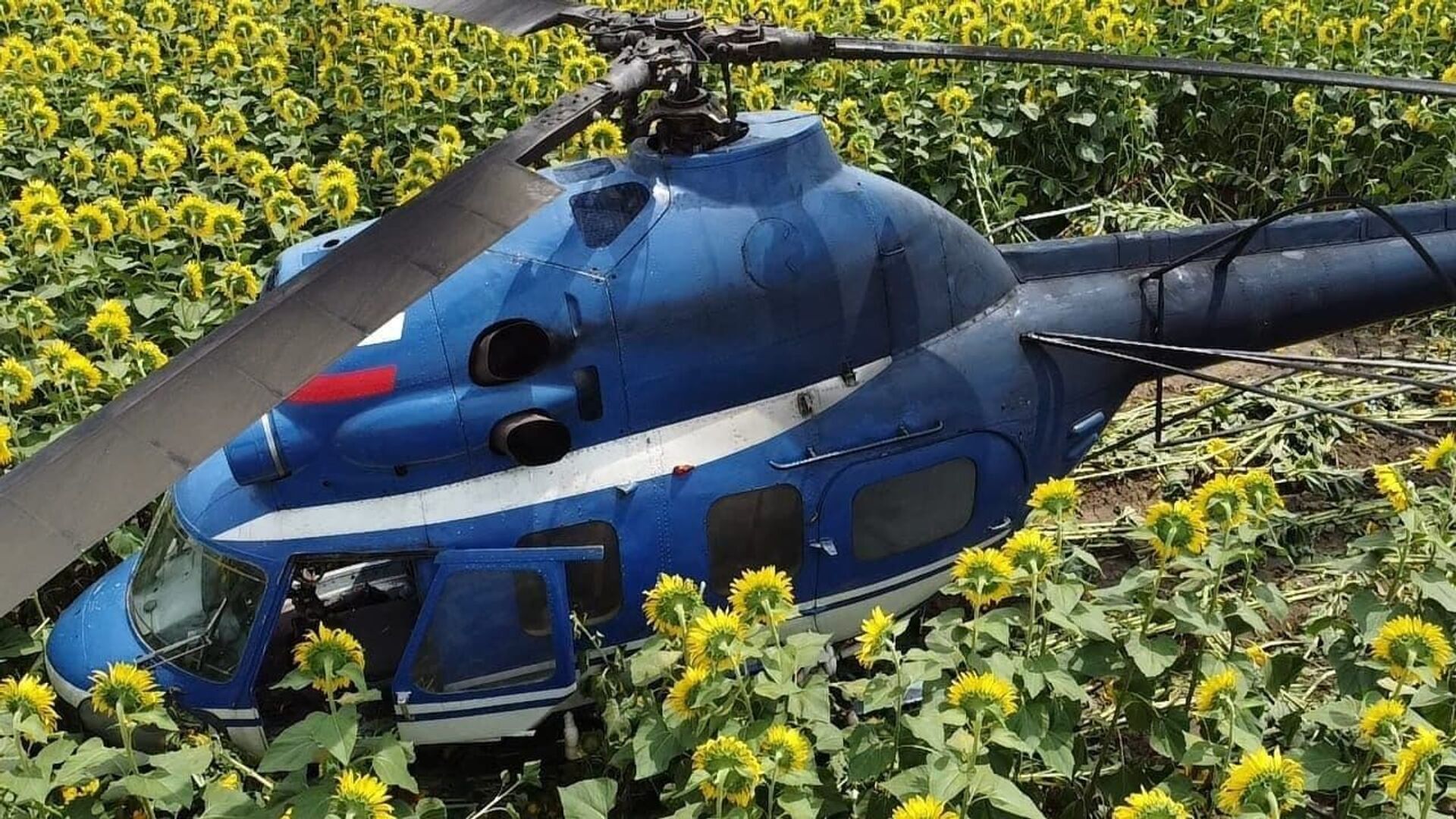 Жесткая посадка вертолета Ми-2 в Прохладненском районе Кабардино-Балкарской Республики - Sputnik Молдова, 1920, 20.07.2021