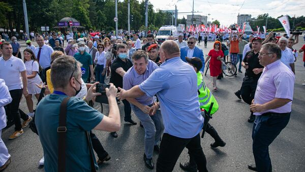 Стычки в ходе марша сторонников Блока коммунистов и социалистов с представителями Партии AUR - Sputnik Moldova