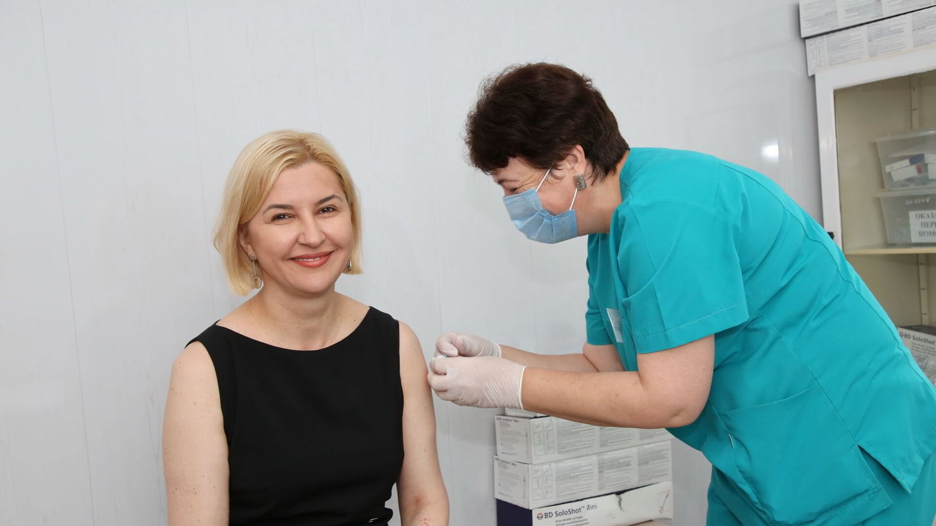 Ирина Влах, Глава Гагаузии, получила первую дозу вакцины против Covid-19 - Sputnik Молдова, 1920, 05.07.2021