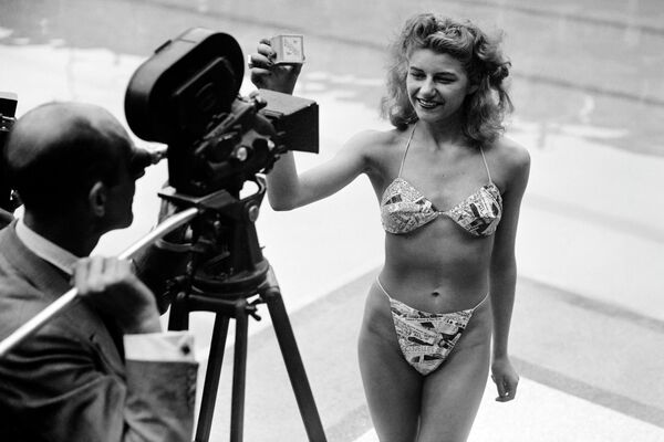 Манекенщица Мишелин Бернардини на первом показе бикини 5 июля 1946 года у бассейна Молитор в Париже. - Sputnik Молдова