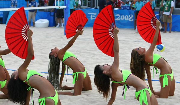 Чирлидеры во время отборочных соревнований по пляжному волейболу в Пекине. - Sputnik Молдова