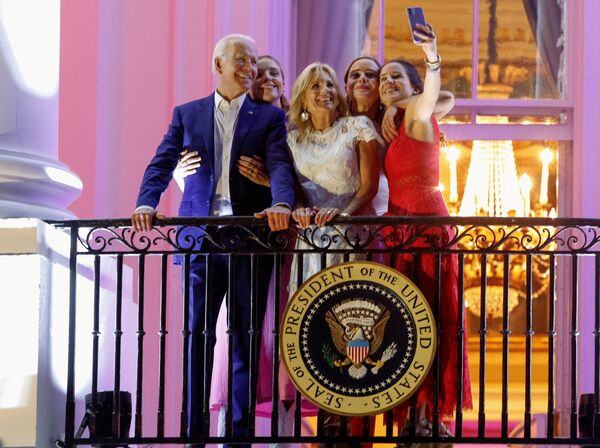 Президент США Джо Байден со семьей во время празднования Дня независимости США в Вашингтоне. - Sputnik Молдова