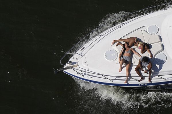 Отдыхающие на лодке во время празднования Дня независимости США в Майами. - Sputnik Молдова