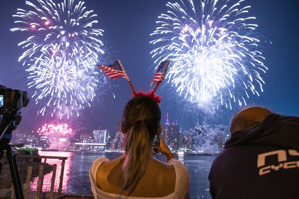 Салют во время празднования Дня независимости США в Нью-Йорке. - Sputnik Молдова