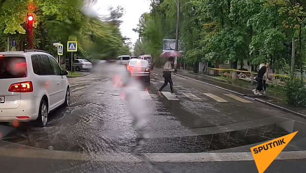 Потоп в столице: дороги залило водой - Sputnik Молдова