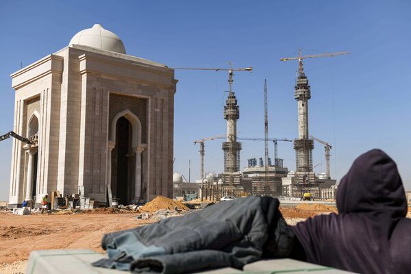 Un muncitor se uită la șantierul noii „Marii Moschei Egiptene”, parte a megaproiectului „Noua Capitală Administrativă” a Egiptului, la aproximativ 45 km est de Cairo - Sputnik Moldova-România