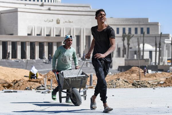 Muncitorii transportă o roabă în mijlocul lucrărilor de construcție la noul sediu al Parlamentului egiptean, parte a megaproiectului Noua Capitală Administrativă, la aproximativ 45 de kilometri est de Cairo. - Sputnik Moldova-România
