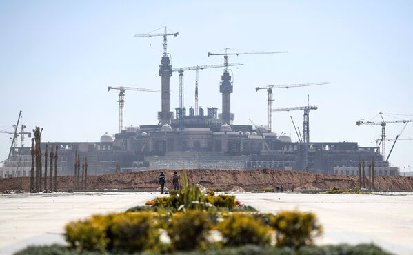 Construirea unei noi mari moschei egiptene în megaproiectul „Noua capitală administrativă” a Egiptului, la aproximativ 45 de kilometri est de Cairo - Sputnik Moldova-România