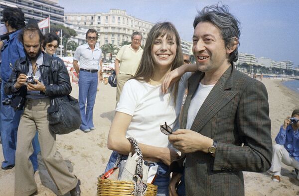 Джейн Биркин и Серж Генсбур позируют на Международном кинофестивале в Каннах, 1974 год. - Sputnik Молдова