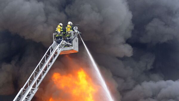 Чешские пожарные во время тушения пожара. Архивное фото - Sputnik Молдова