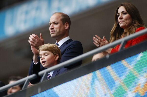 Принц Уильям и герцогиня Кембриджская с сыном, празднуют победу в футбольном матче ЕВРО-2020 на стадионе Уэмбли в Лондоне. - Sputnik Молдова