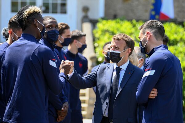 Președintele Franței Emmanuel Macron îi salută pe jucătorii francezi înaintea Campionatului de fotbal UEFA EURO 2020 - Sputnik Moldova