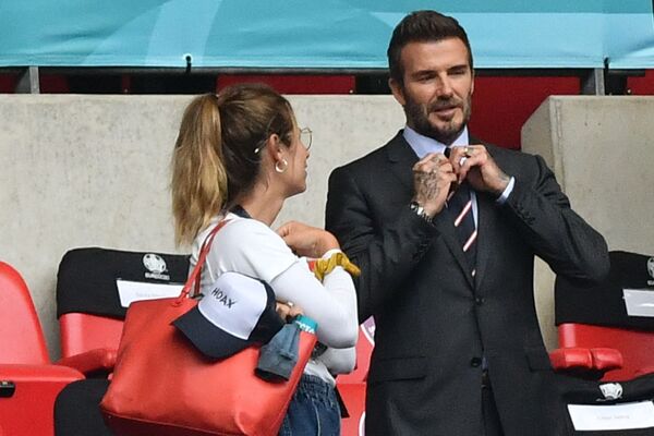 David Beckham vorbește cu un suporter în timpul meciului de fotbal pe stadionul Wembley din Londra - Sputnik Moldova