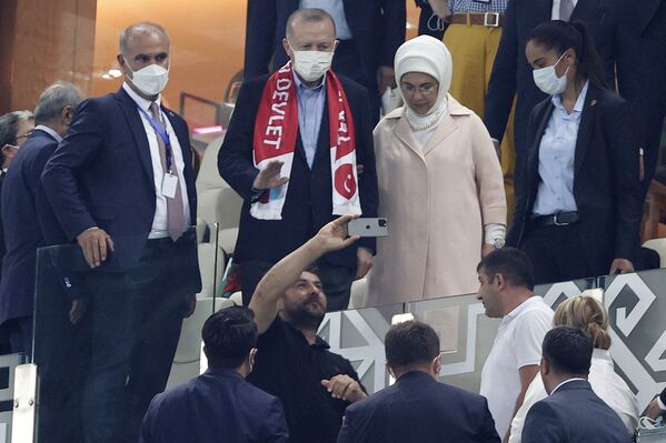 Президент Турции Реджеп Тайип Эрдоган и его жена Эмине на футбольном матче в Баку. - Sputnik Молдова