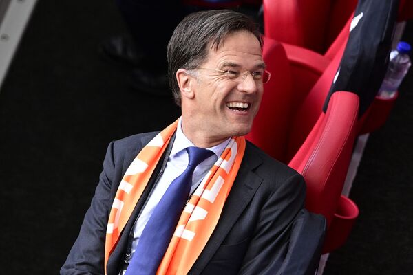 Premierul olandez Mark Rutte urmărește zâmbind meciul de fotbal pe Johan Cruyff Arena din Amsterdam - Sputnik Moldova