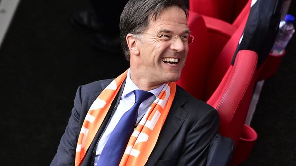 Премьер-министр Нидерландов Марк Рютте улыбается во время футбольного матча на арене Йохана Кройффа в Амстердаме - Sputnik Moldova-România