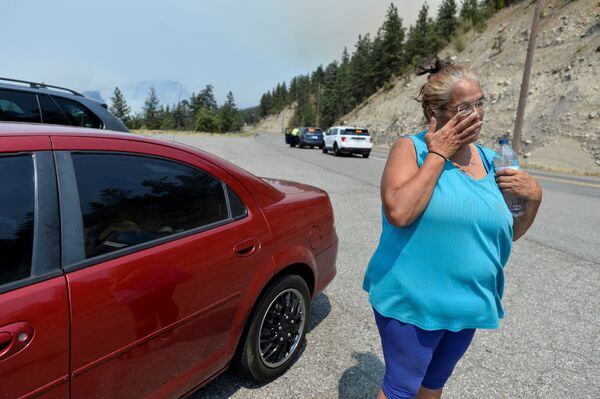 Martha Van Dyke din Lytton stă lângă mașina sa după incendiul care i-a cuprins orașul și a forțat locuitorii să-și părăsească locuințele, Columbia Britanică, Canada - Sputnik Moldova