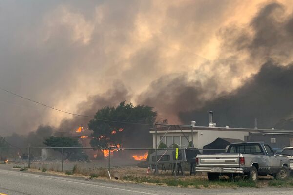 Fumul generat de incendiul forestier se ridică peste micul oraș canadian Lytton, Columbia Britanică, Canada - Sputnik Moldova