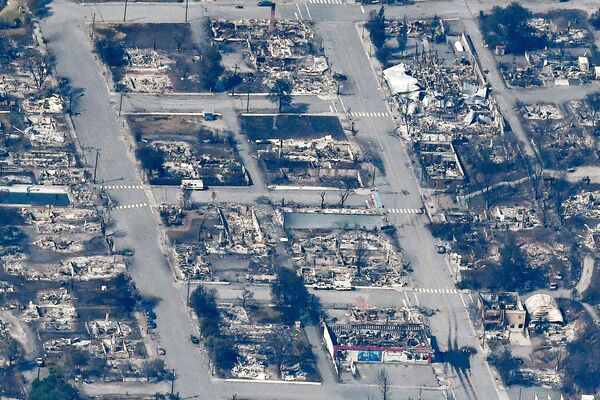 Rămășițele carbonizate ale caselor distruse de incendiu în Lytton, Columbia Britanică, Canada - Sputnik Moldova