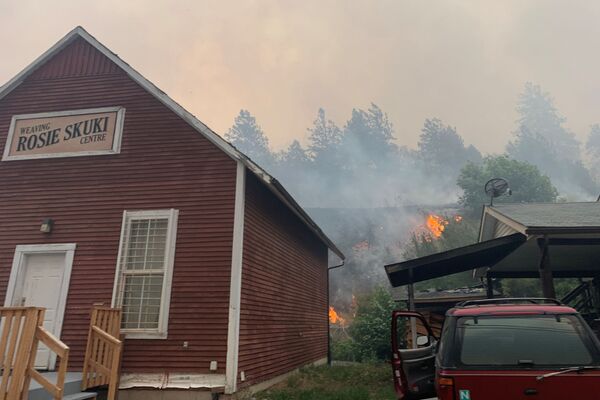 Fumul generat de incendiul forestier se ridică deasupra micului oraș canadian Lytton, Columbia Britanică, Canada - Sputnik Moldova
