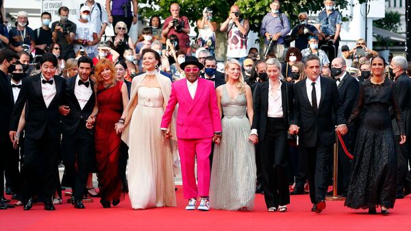 Спайк Ли, председатель жюри 74-го Каннского кинофестиваля, и члены жюри позируют на церемонии открытия 74-го международного кинофестиваля в Каннах, Франция - Sputnik Молдова