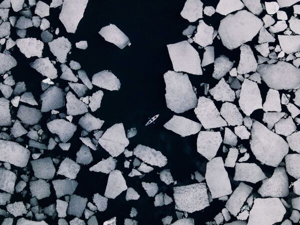 Межсезонье на Байкале — эффектное и необычное время, — рассказывает автор снимка Дмитрий Купрацевич. Это озеро — крупнейший в мире природный резервуар пресной воды. С января по май Байкал покрыт прозрачным, как стекло, льдом — самым красивым на планете. Дно просматривается на глубину более десяти метров.А еще на Байкале, по данным опросов, мечтает побывать каждый третий российский турист. Зимой можно гулять по ледяному зеркалу, кататься на коньках. В теплое время года — плавать на байдарке и катамаране по глади озера, увидеть его из поезда, следующего по Кругобайкальской железной дороге, и принять участие в ритуале шаманов. - Sputnik Молдова