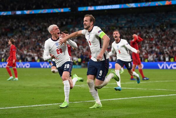 Fotbaliștii din Anglia după un gol împotriva Danemarcei la Euro 2020 - Sputnik Moldova-România
