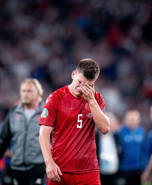 Fotbalist al selecționatei Danemarcei după ce echipa sa a pierdut în semifinala Euro 2020 în fața Angliei - Sputnik Moldova-România